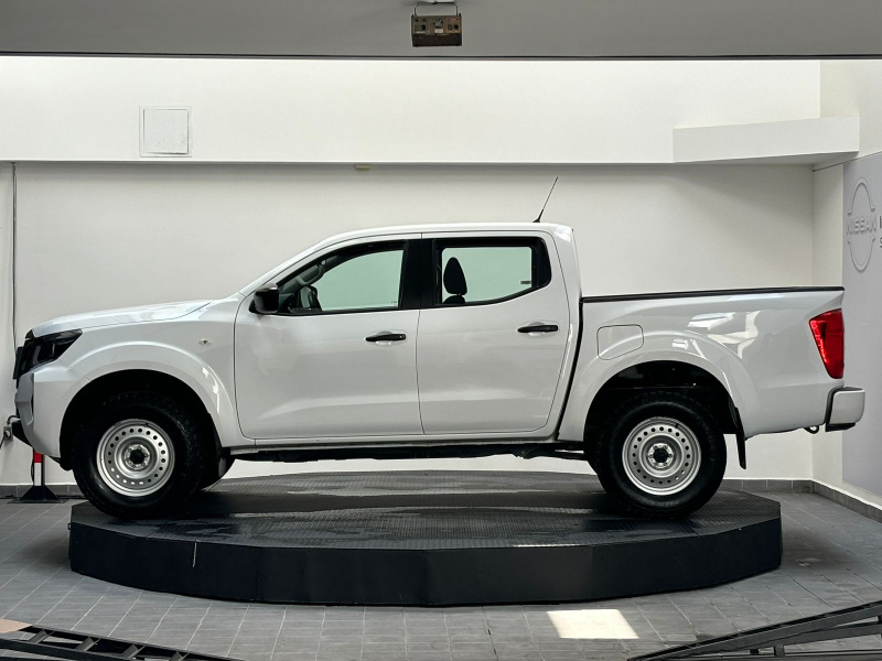 Nissan Comerciales Frontier Pick-Up 4 pts. XE, Doble Cab., L4, 2.5l, TM6, a/ac., VE, R-17 2022